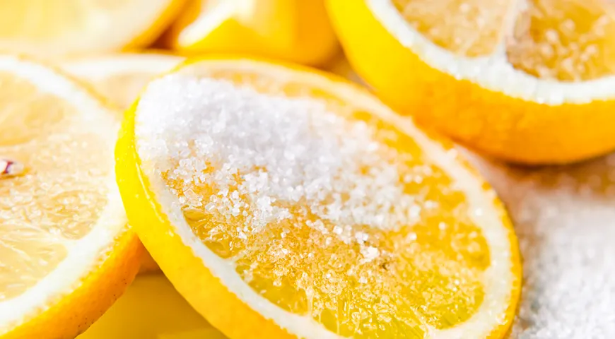 Plátky citronu uložené v cukru lze přidat do čaje a limonády