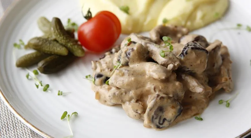 Stroganoff z hovězích jater se sušenými švestkami